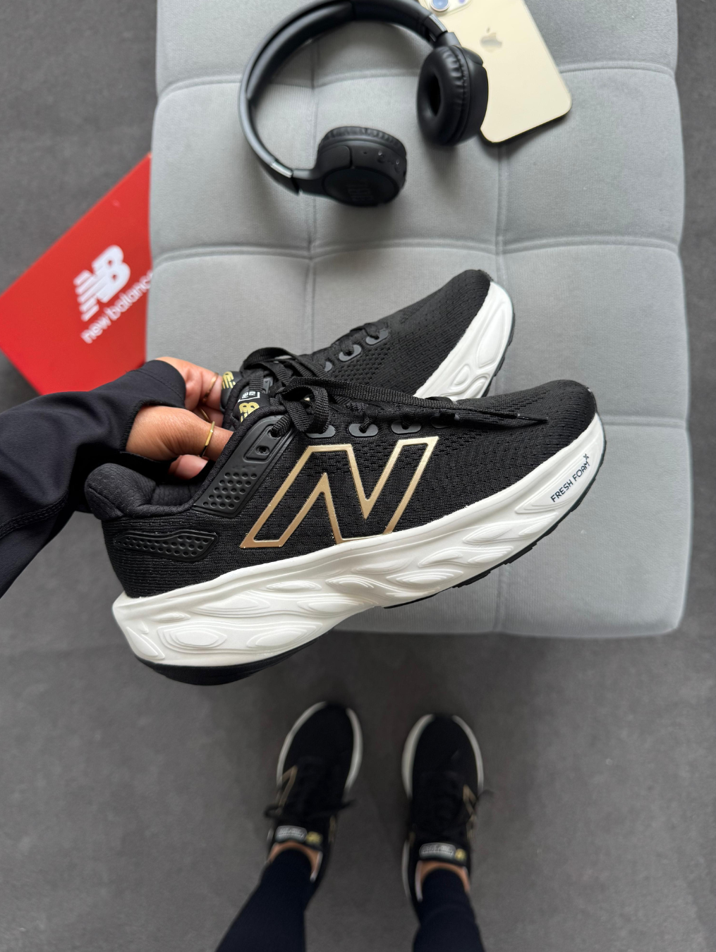 Tênis New Balance 1080 Preto e Dourado