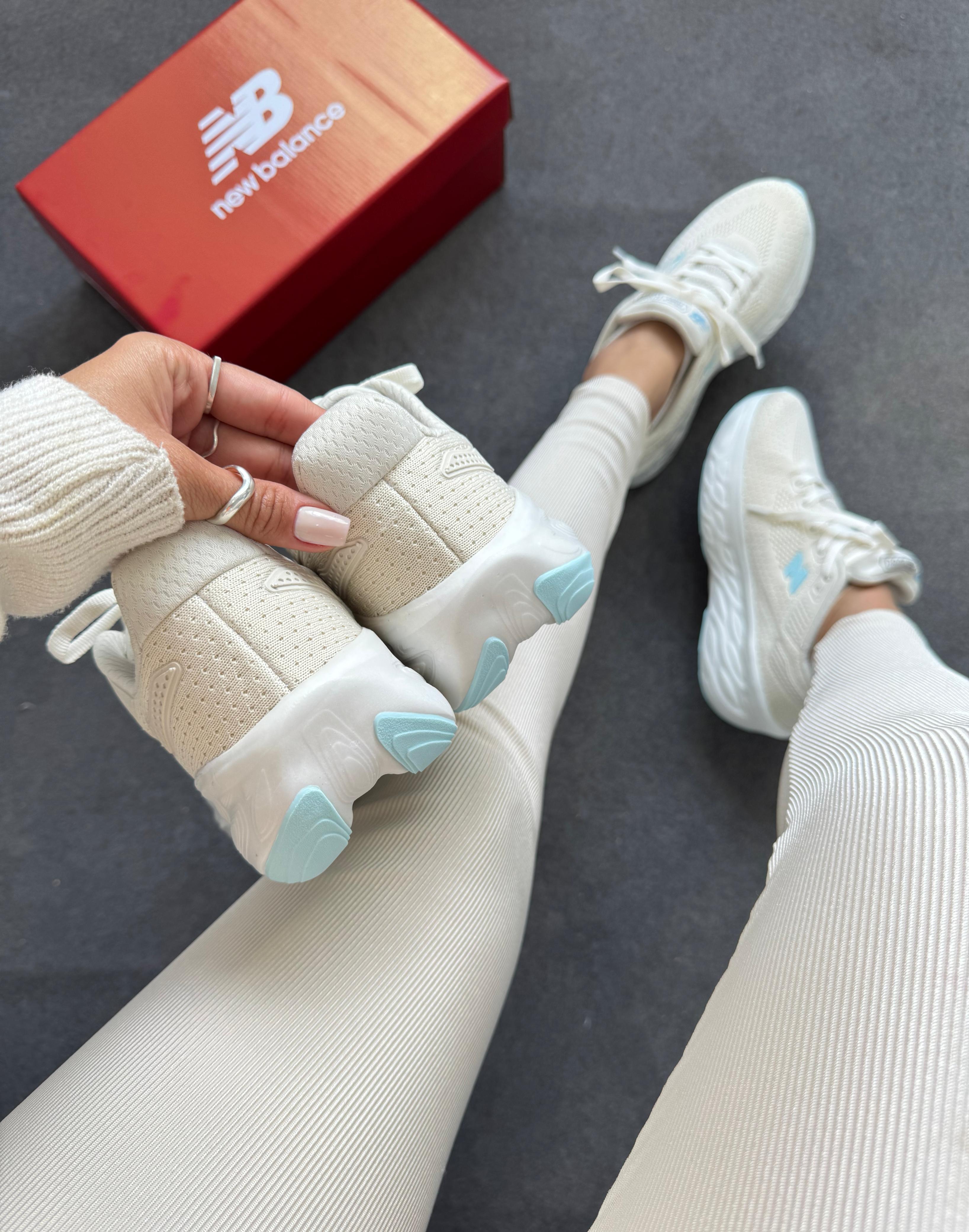 Tênis New Balance 1080 Off White e Azu