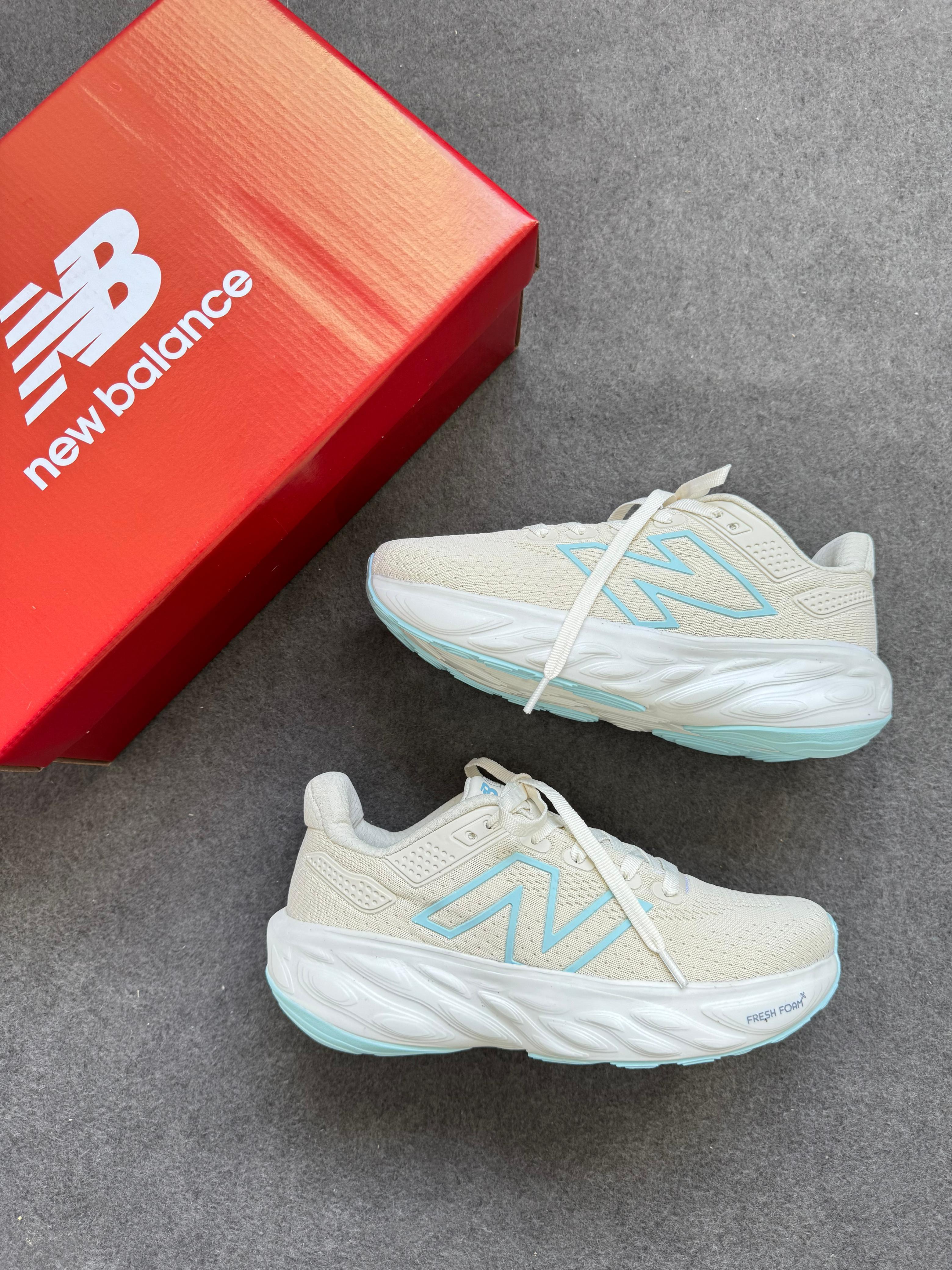 Tênis New Balance 1080 Off White e Azu