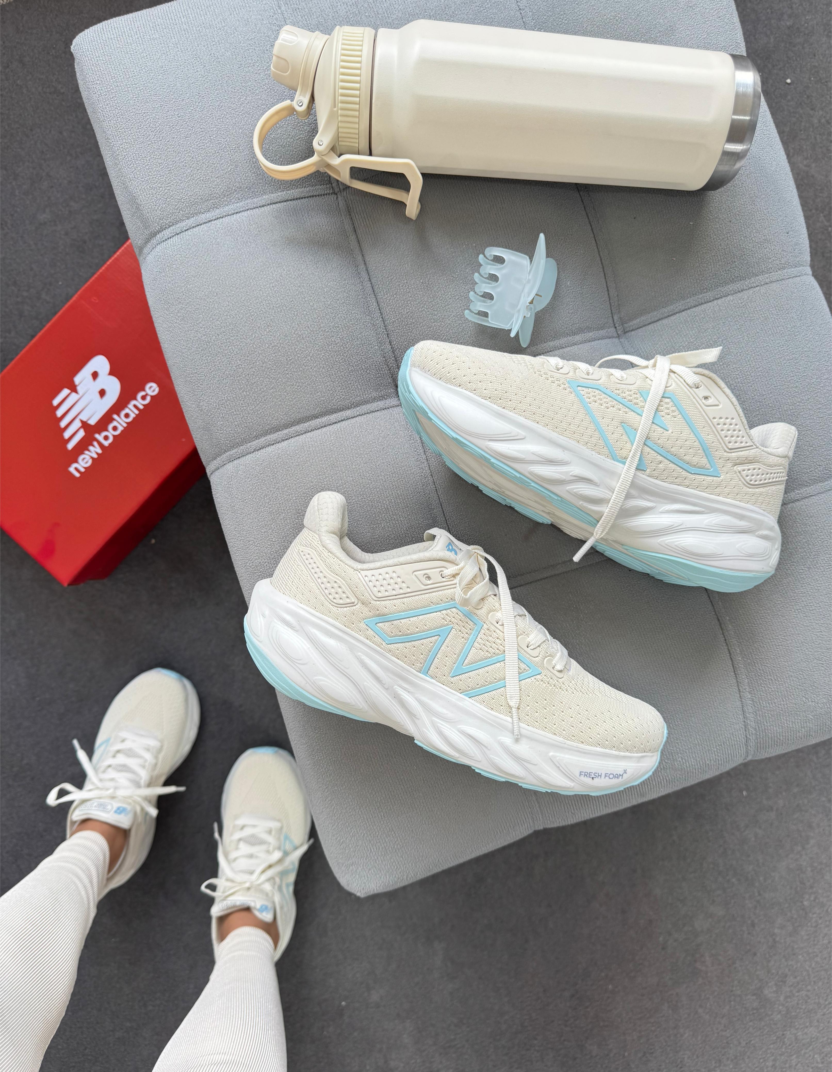 Tênis New Balance 1080 Off White e Azu