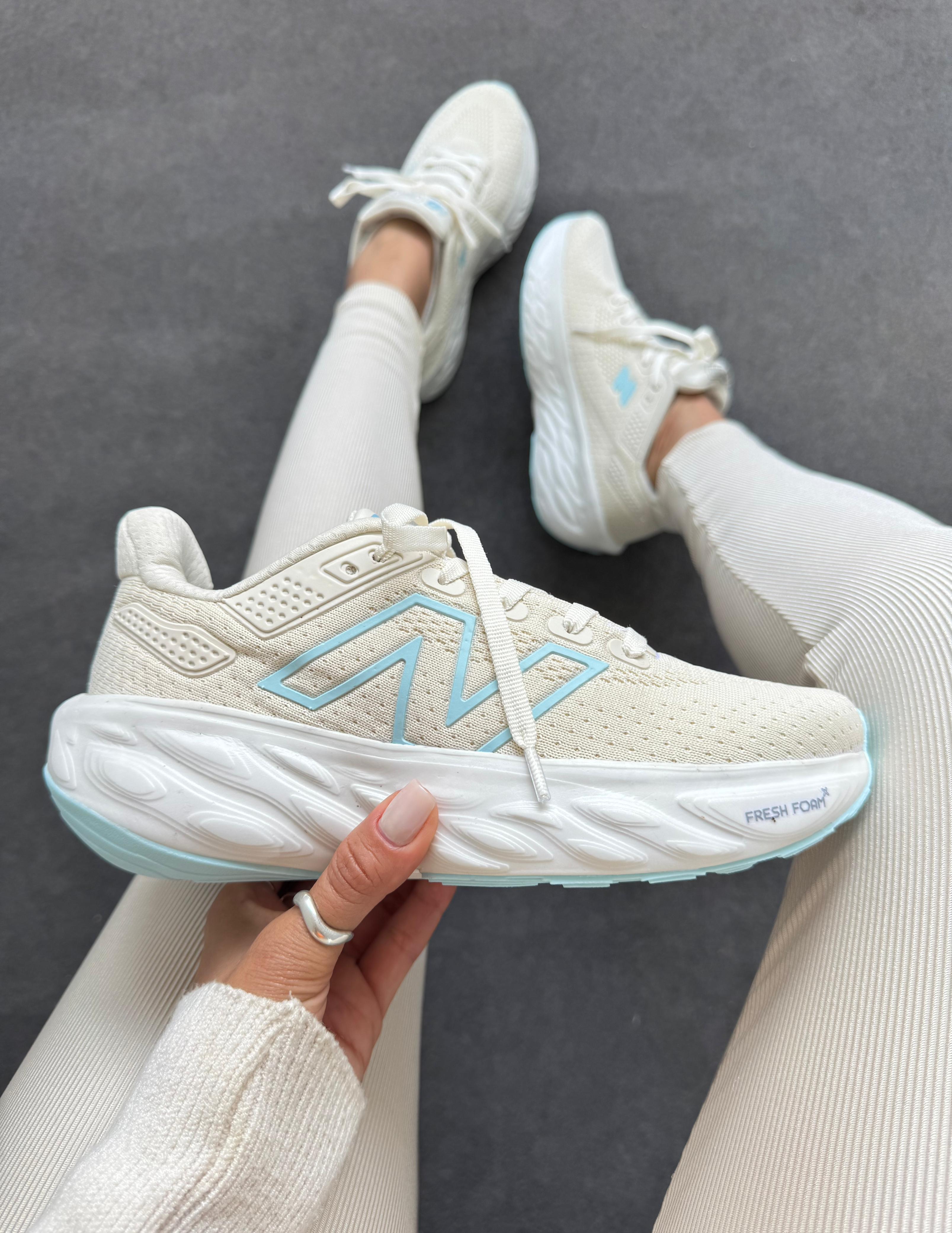 Tênis New Balance 1080 Off White e Azu
