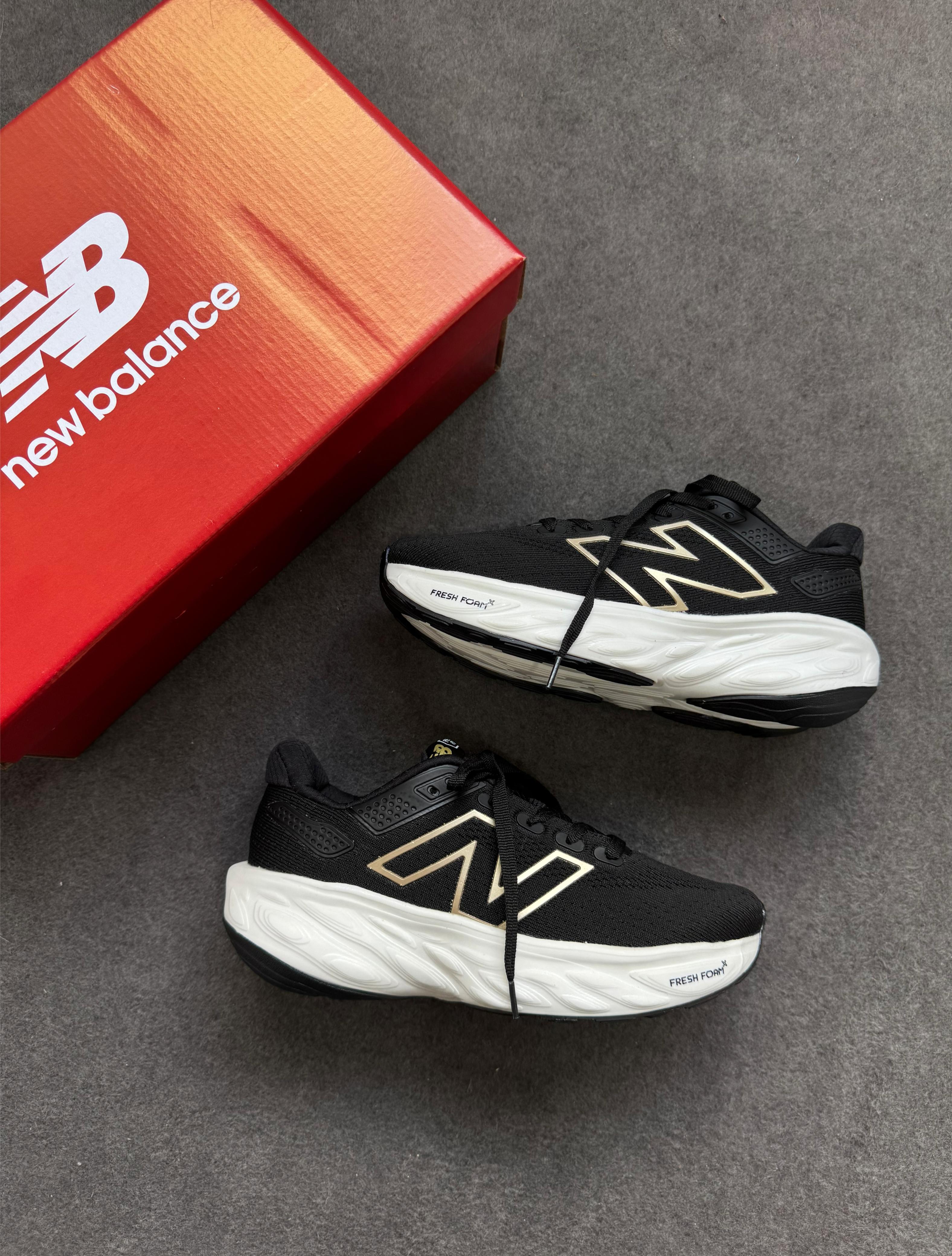 Tênis New Balance 1080 Preto e Dourado