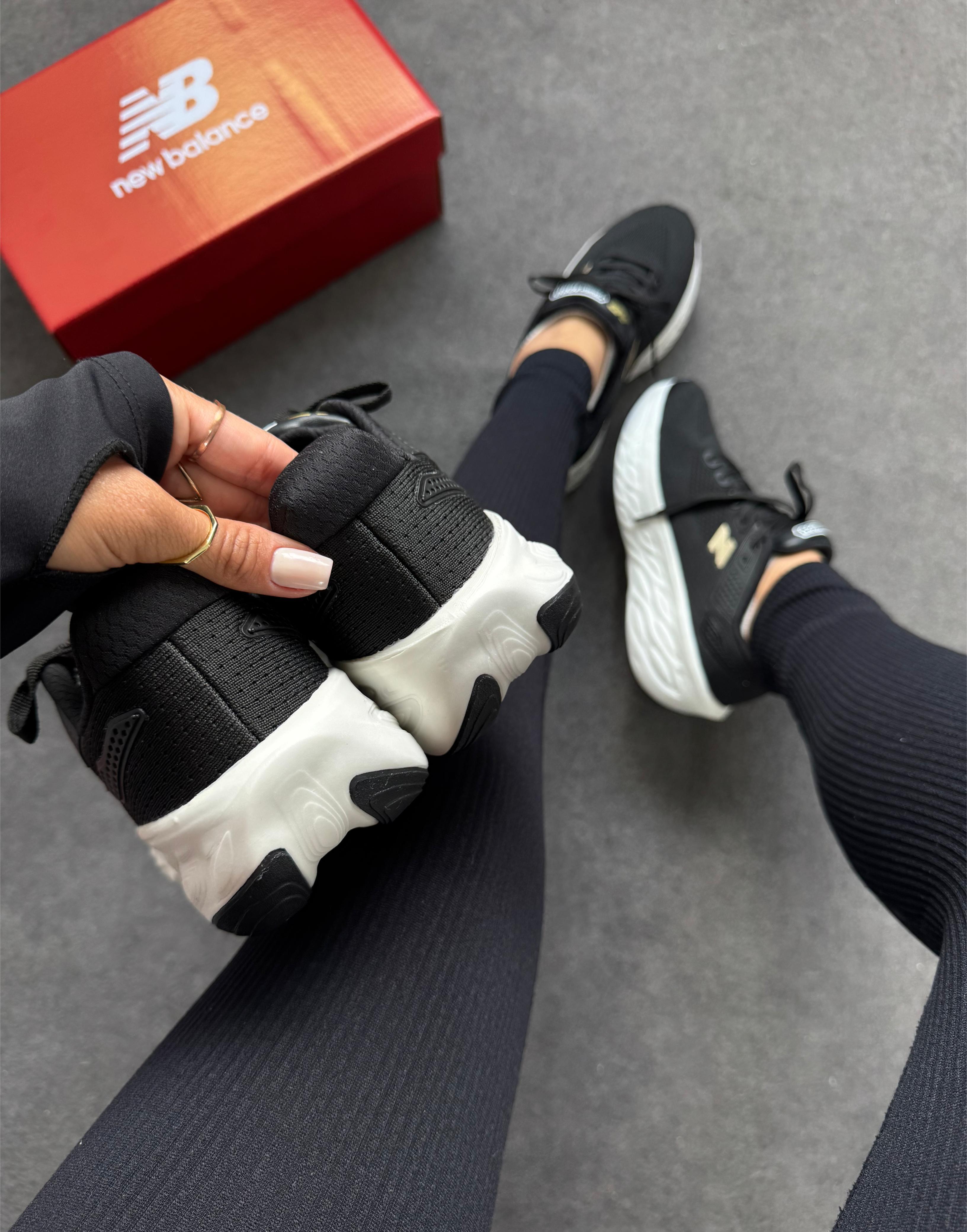 Tênis New Balance 1080 Preto e Dourado