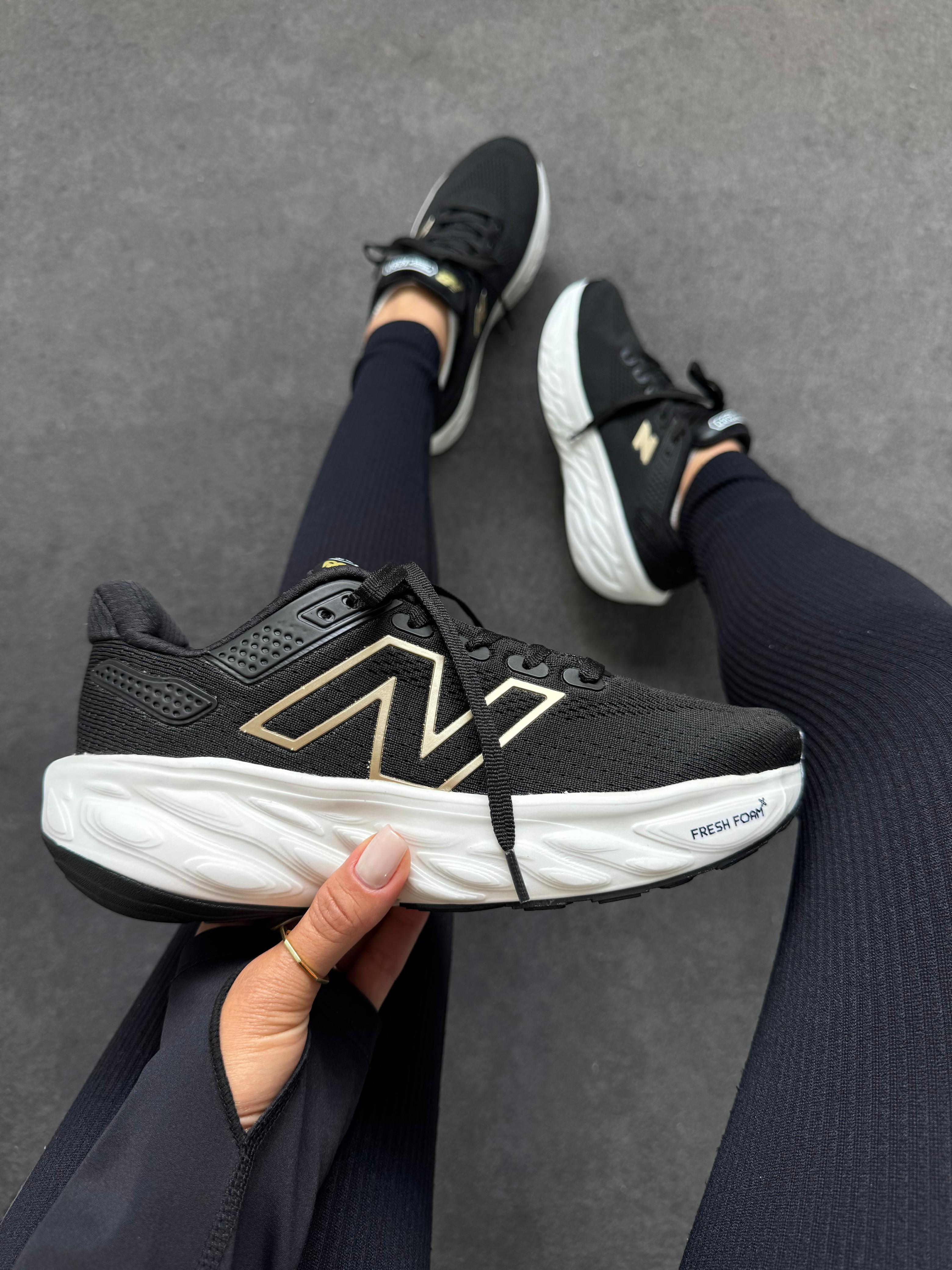 Tênis New Balance 1080 Preto e Dourado