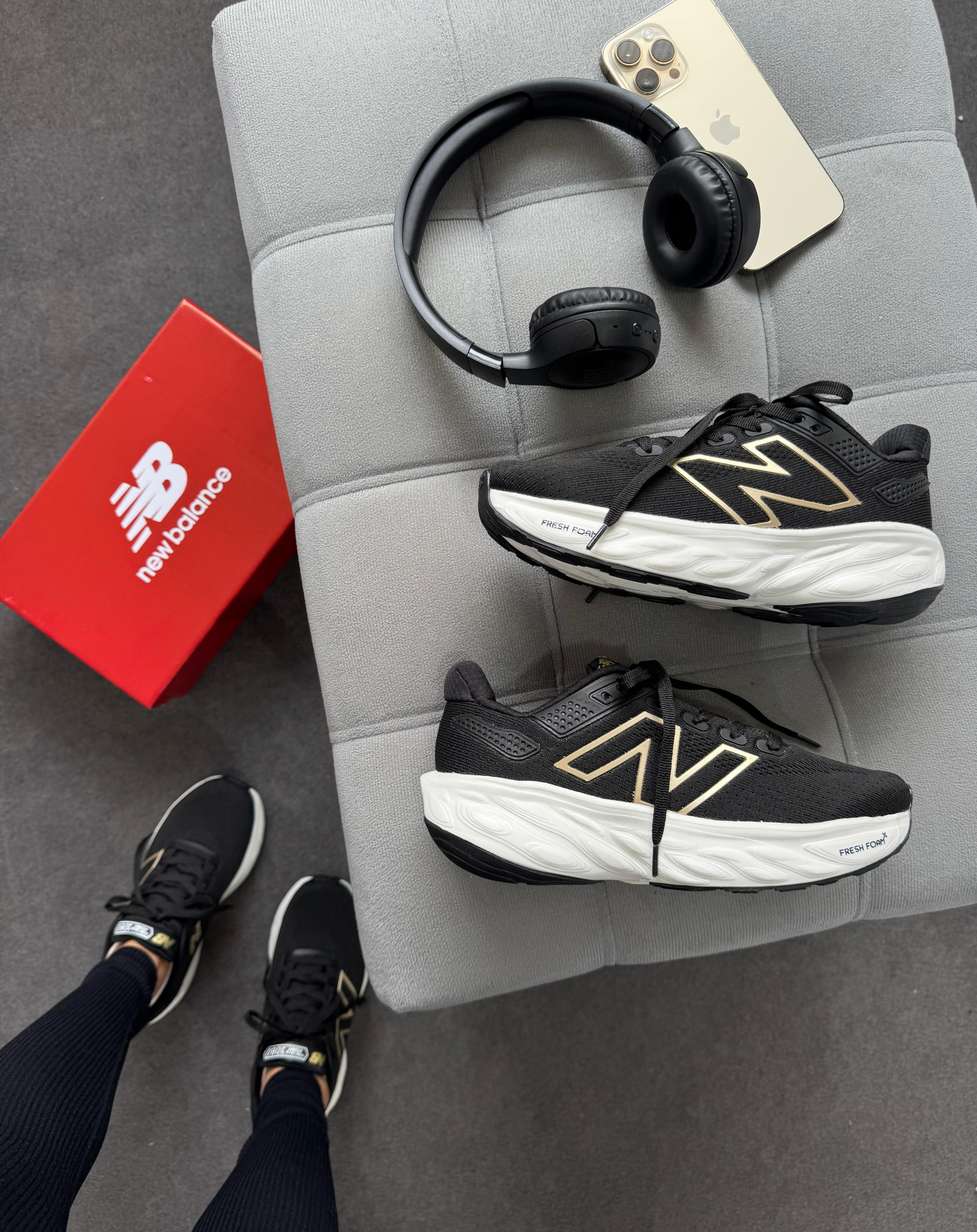 Tênis New Balance 1080 Preto e Dourado
