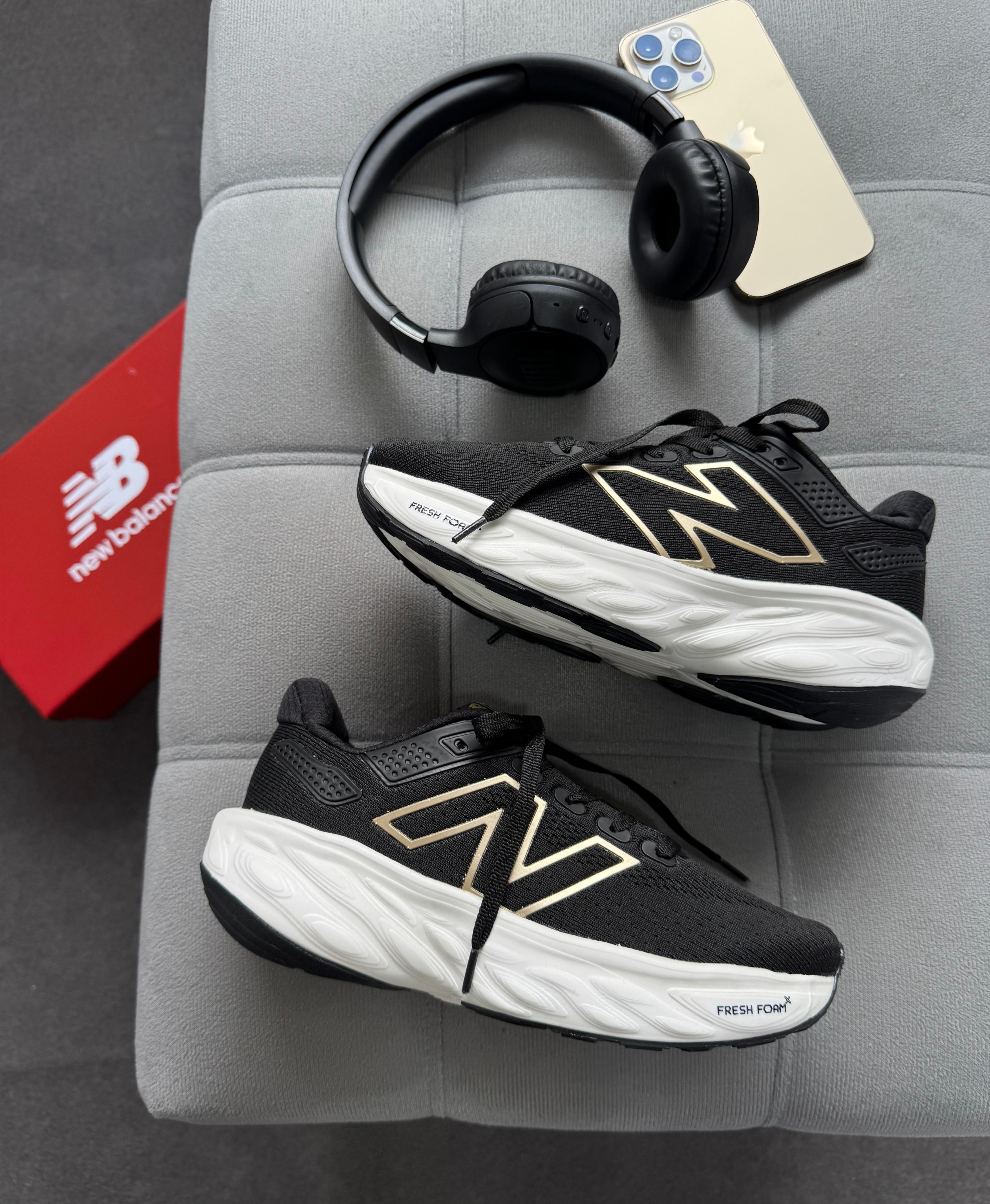 Tênis New Balance 1080 Preto e Dourado