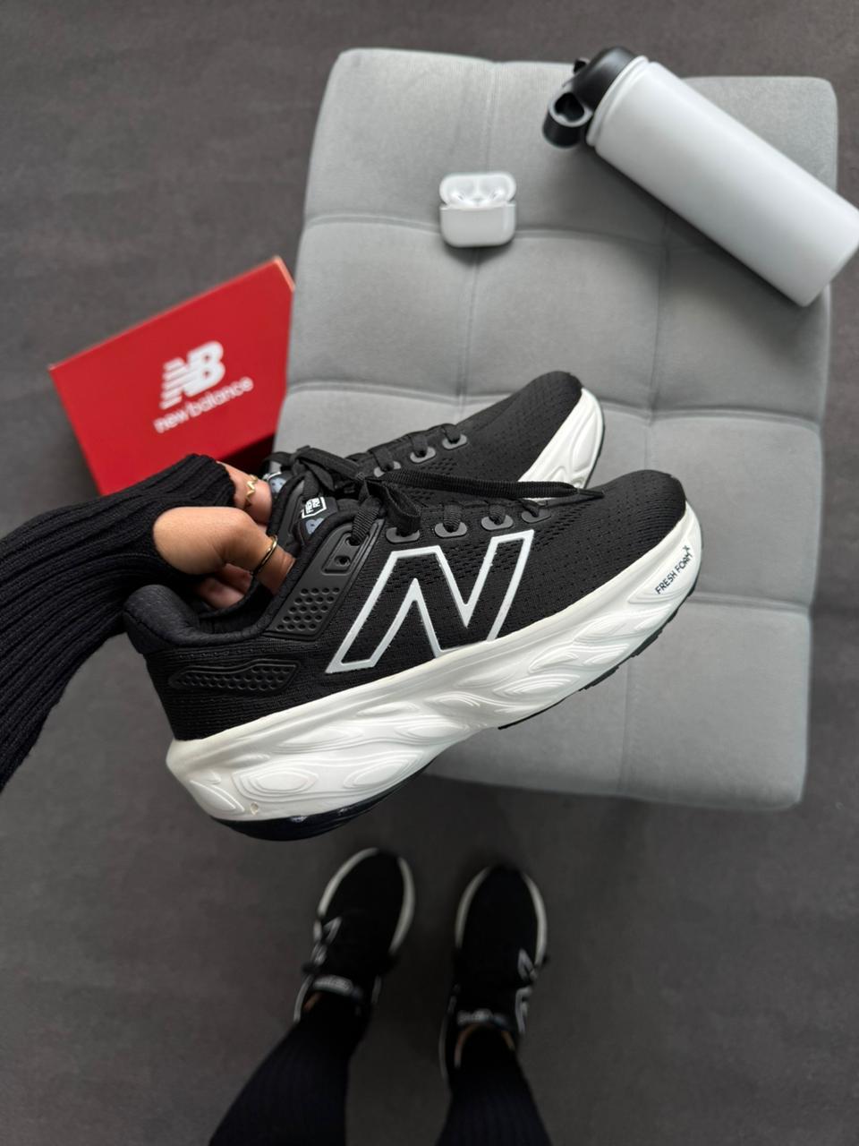 Tênis New Balance Preto e Branco 1080