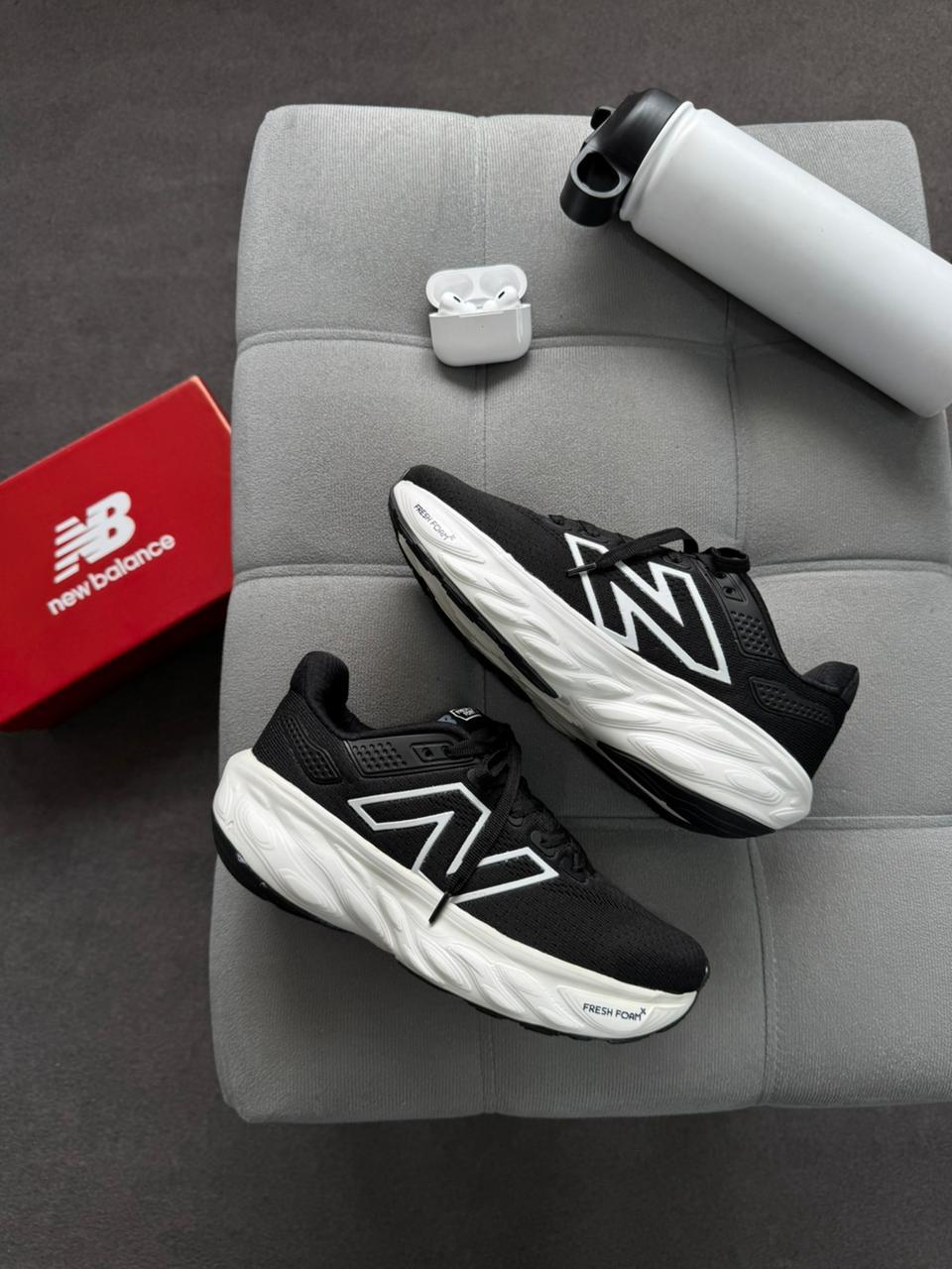 Tênis New Balance Preto e Branco 1080