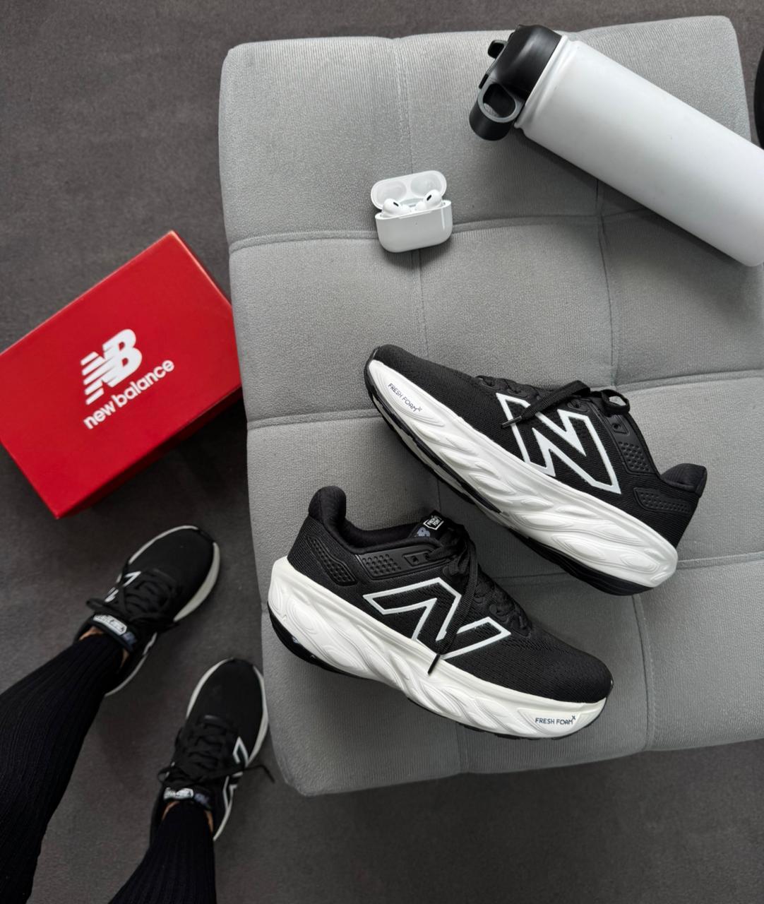 Tênis New Balance Preto e Branco 1080