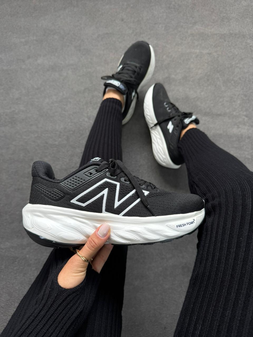 Tênis New Balance Preto e Branco 1080