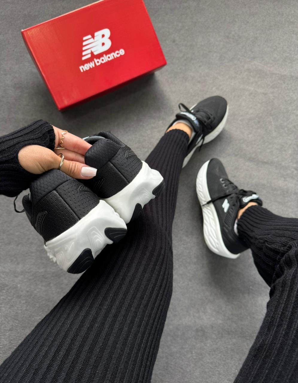 Tênis New Balance Preto e Branco 1080